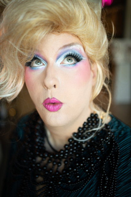 Dijkstra im Close-up mit blonder Hochsteckfrisur und pinkem Lippenstift